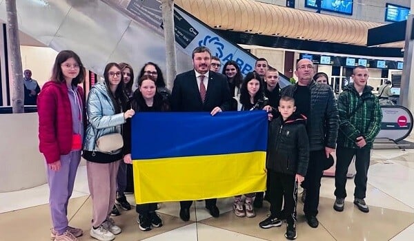 Ukraynadan daha 12 uşaq Azərbaycana gətirildi