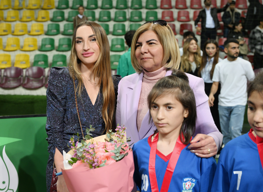 Prezidentin qızları və gəlini minifutbol turnirini izlədi - FOTOLAR