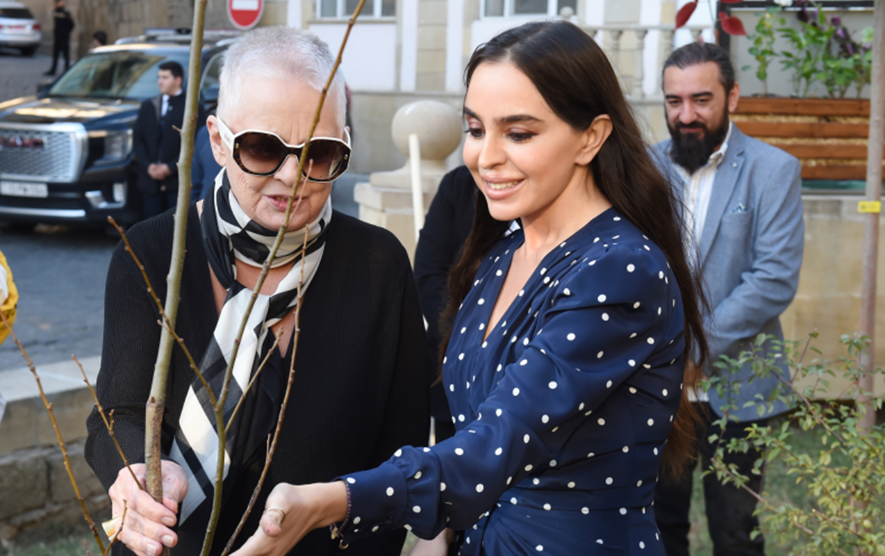 Leyla Əliyeva Yaradıcılıq Mərkəzində püstə ağacı əkdi- VİDEO