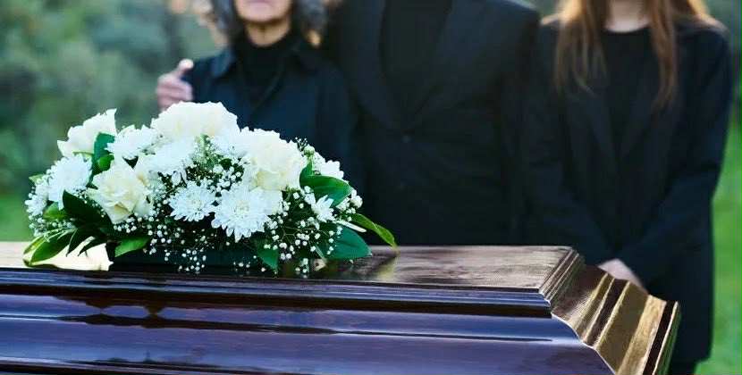 Atalarının dəfn mərasimində şoka düşdülər