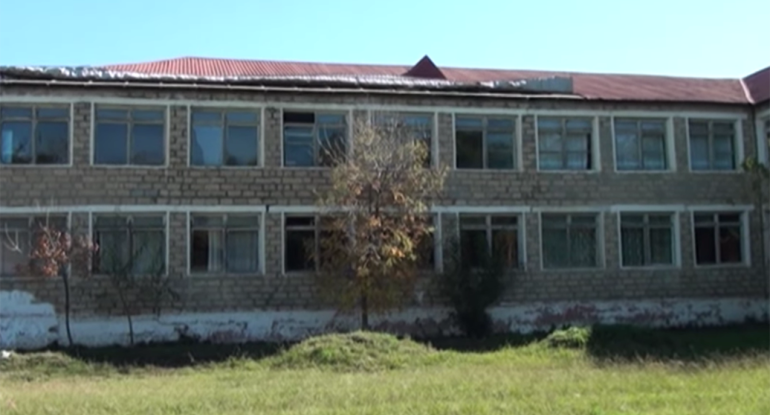 Bu məktəbdə dərslər dəhlizdə keçirilir -VİDEO