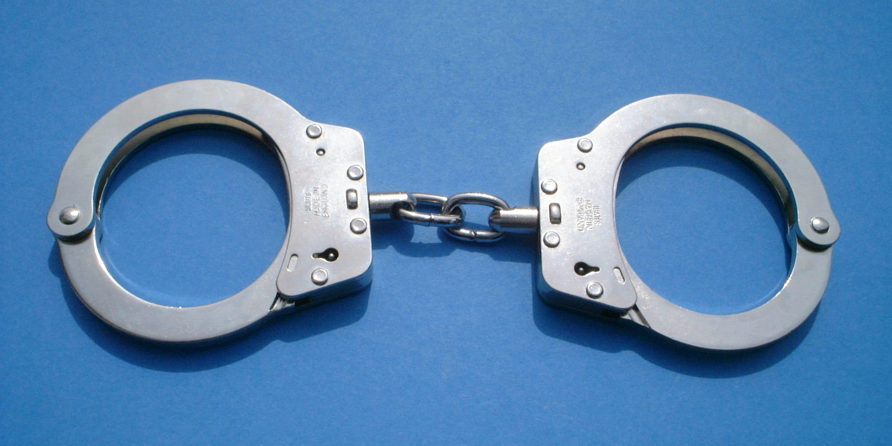 Hədə-qorxu ilə rüşvət alan vəzifəli şəxs həbs edildi