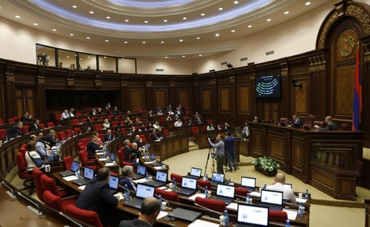 Ermənistan parlamentində DAVA düşdü