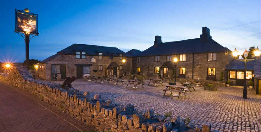 Qaçaqmalçılar, ruhlar və sirli səslər: "The Jamaica Inn"