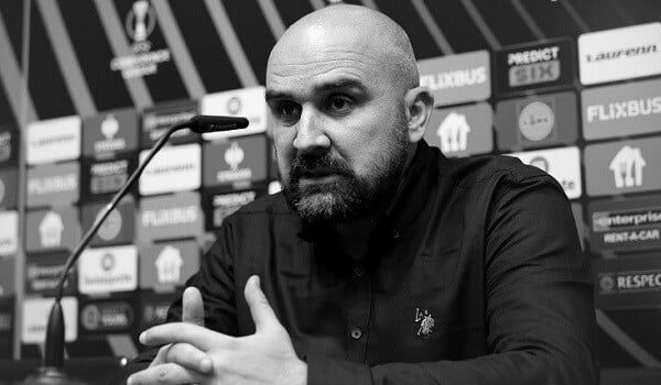 Baş məşqçi oyun zamanı öldü