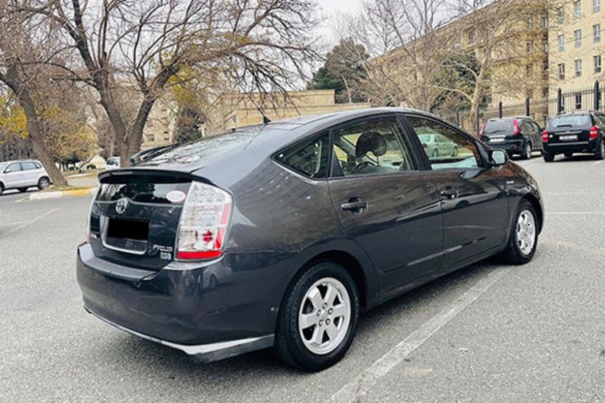 "Prius" sürücüsü ad gününə gedən qadını qarət etdi