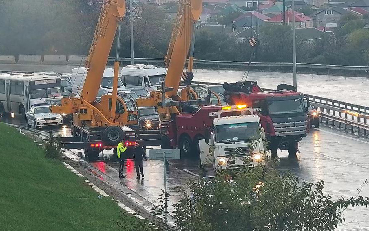 Yük maşını qəza edərək aşdı, tıxac yarandı
