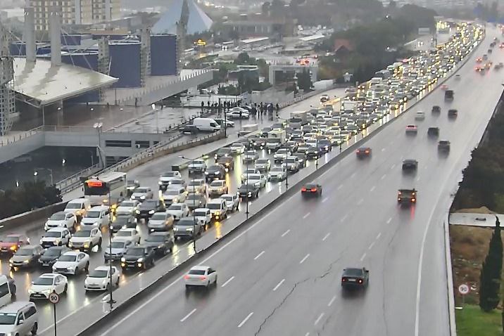 Yağışlı Bakı küçələrindəki vəziyyət - Fotolarda