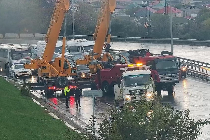 Bakıda təhlükəli qəza - evakuator aşdı, yağ və yanacaq yola dağıldı - FOTO