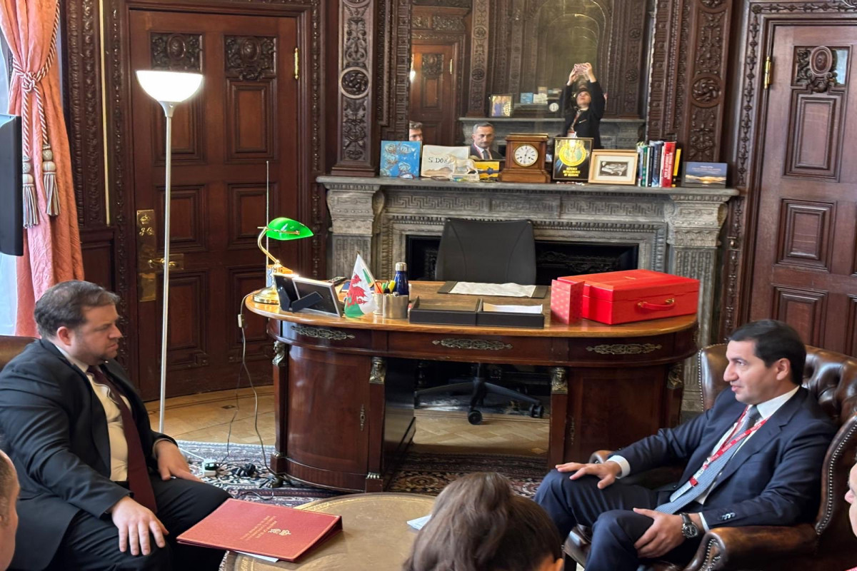 Hikmət Hacıyev Londonda Britaniyanın dövlət naziri ilə görüşdü