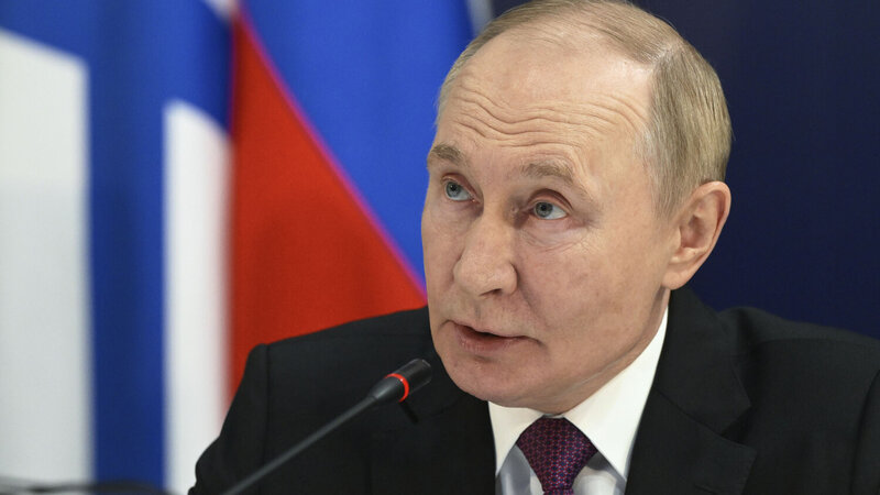 Putin: Qərb Rusiyaya strateji məğlubiyyət vermək istəyir