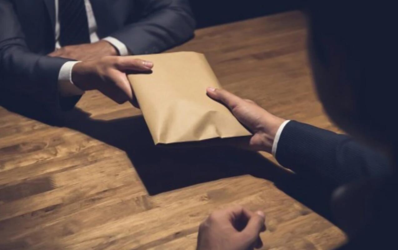 Saxta rəy üçün 25 min rüşvət istəyibmiş