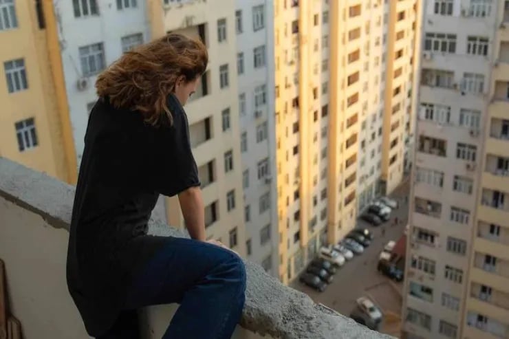 Əri həbs olunan qadın özünü22-ci mərtəbədən atdı