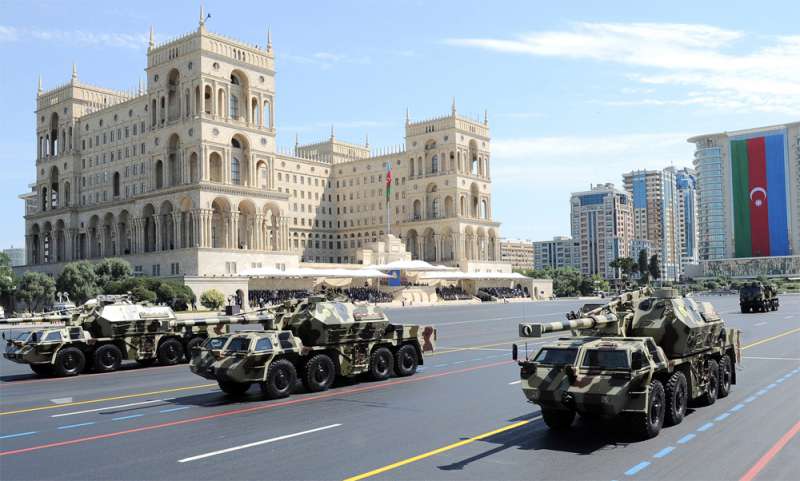 Paradda hərbi texnikaların keçidi başladı - VİDEO