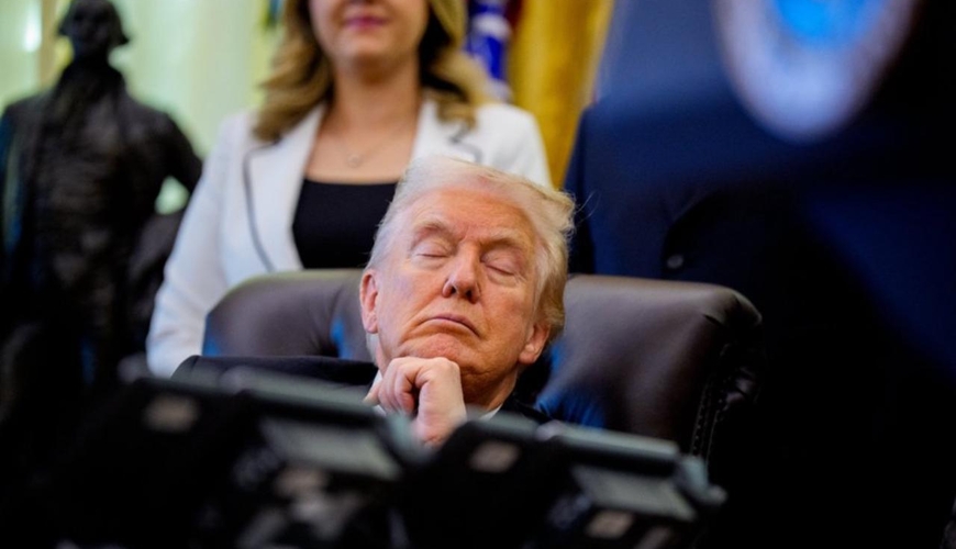 Tramp tədbirdə yuxuladı – FOTO