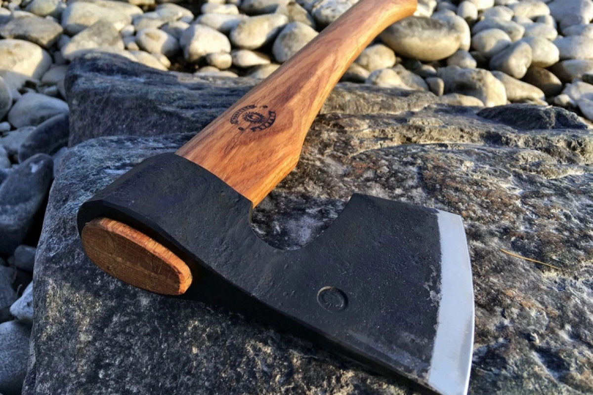 Qubada qohumu 34 yaşlı kişiyə balta ilə xəsarət yetirib