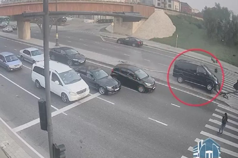 Bakıda mikroavtobus sürücüsü işıqforu vuraraq aşırdı – VİDEO