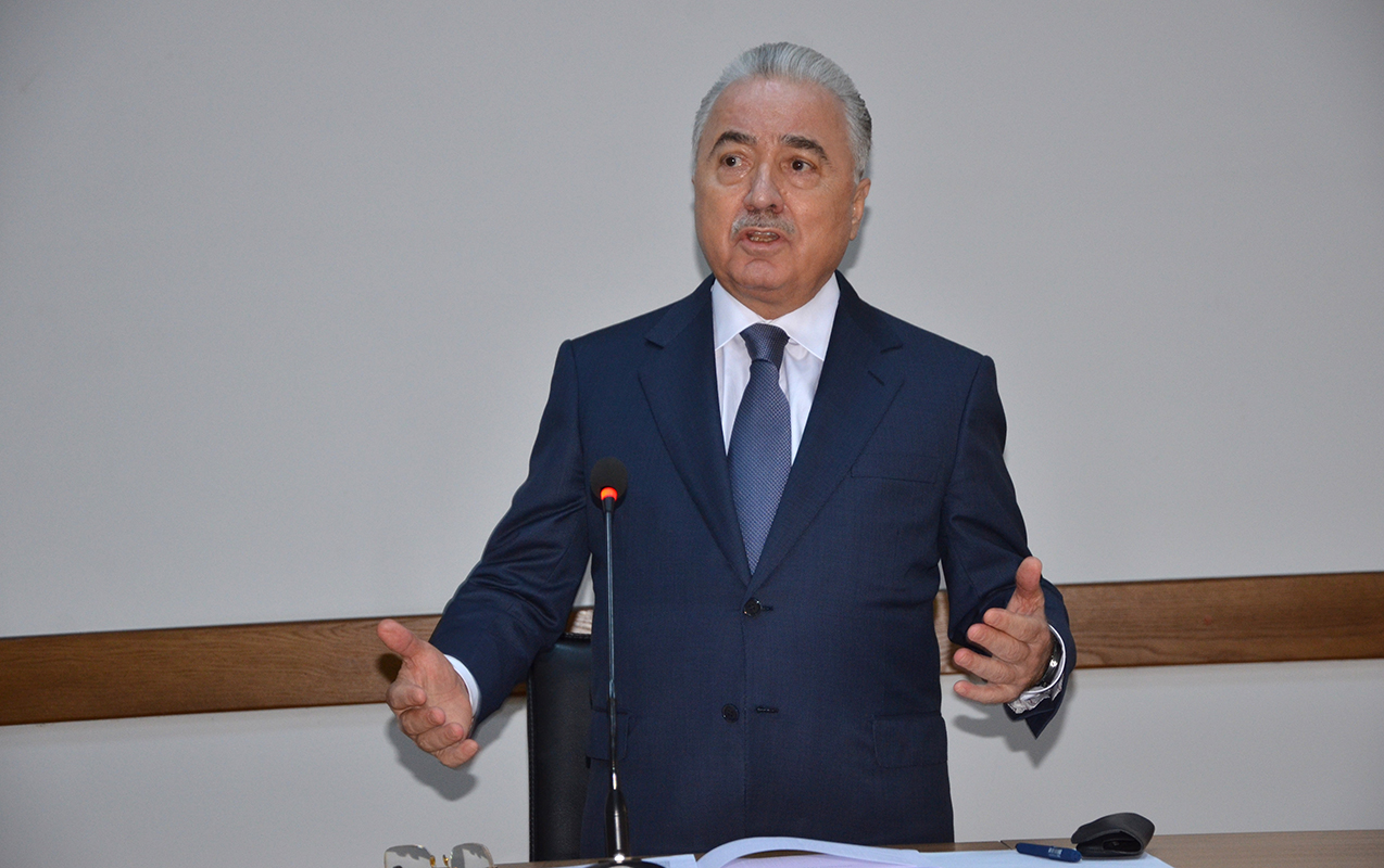 Yeni başçını kollektivə prezidentin köməkçisi təqdim etdi