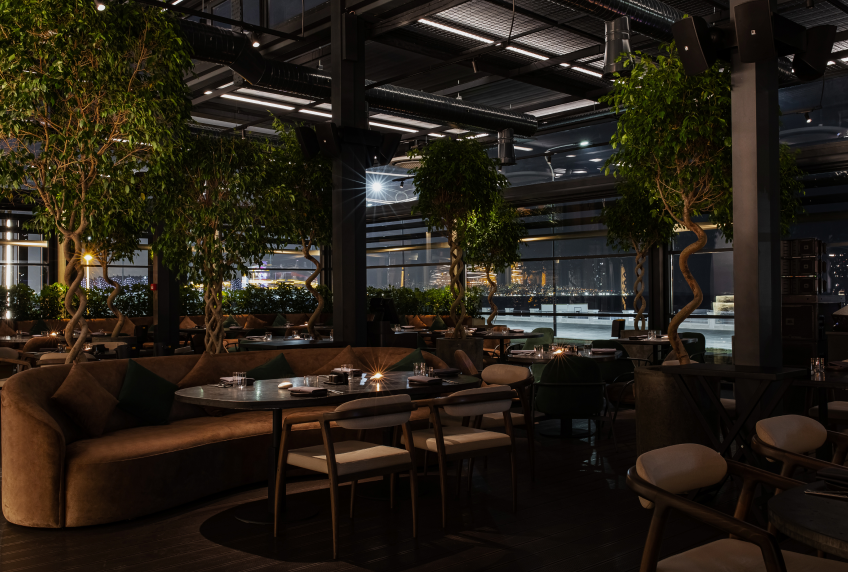 Bakıda restoranda dava - Müğənni sevgilisini döydü