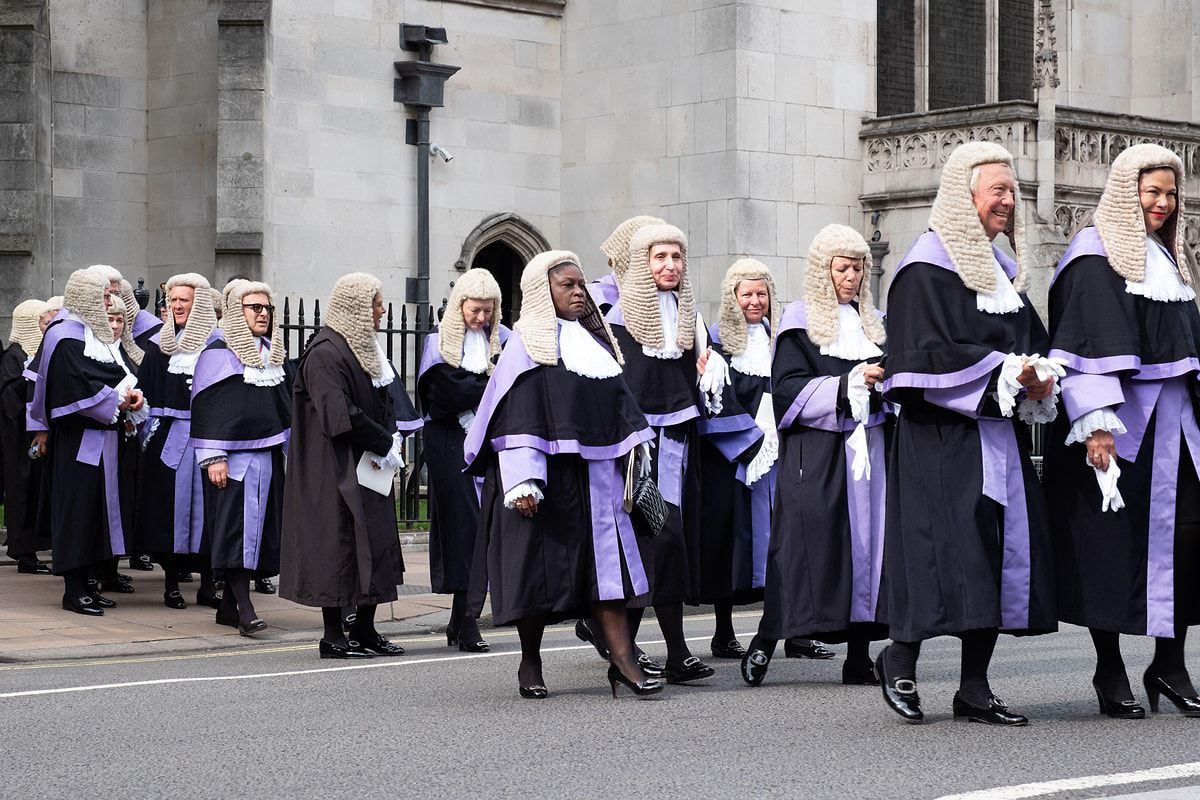 İngilis vəkillərinin parik sirri: ənənənin gizli səbəbi