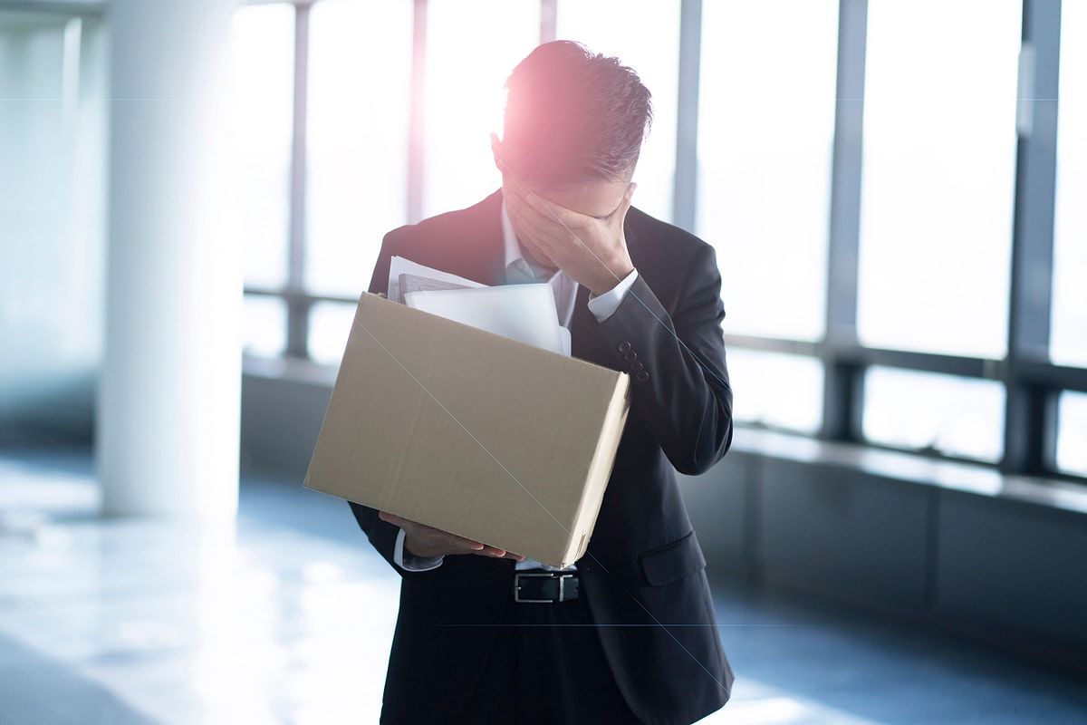 Ağıllı saatı başına bəla oldu: işdən çıxarıldı