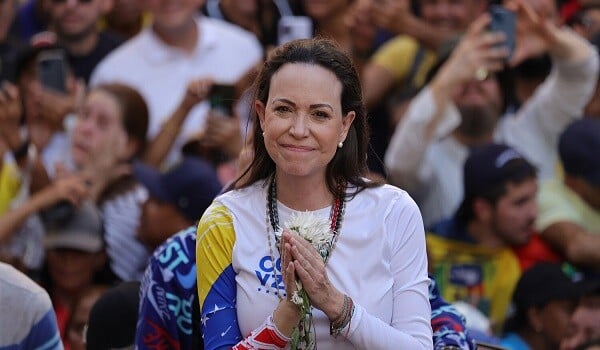 Nobel mükafatçısı ordunu Maduroya qarşı çıxmağa çağırdı