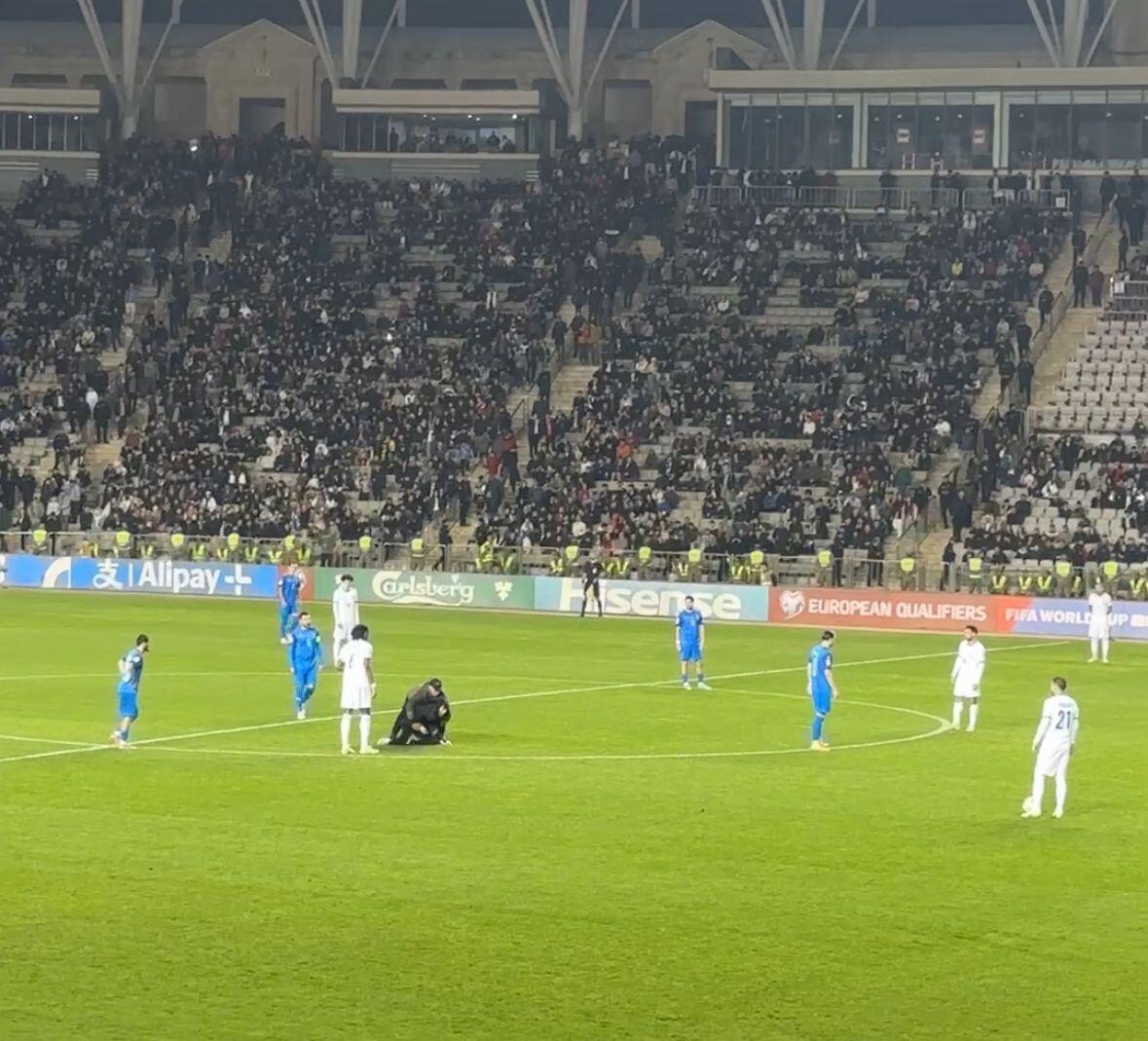 Həmin azarkeş meydançaya belə giribmiş - VİDEO