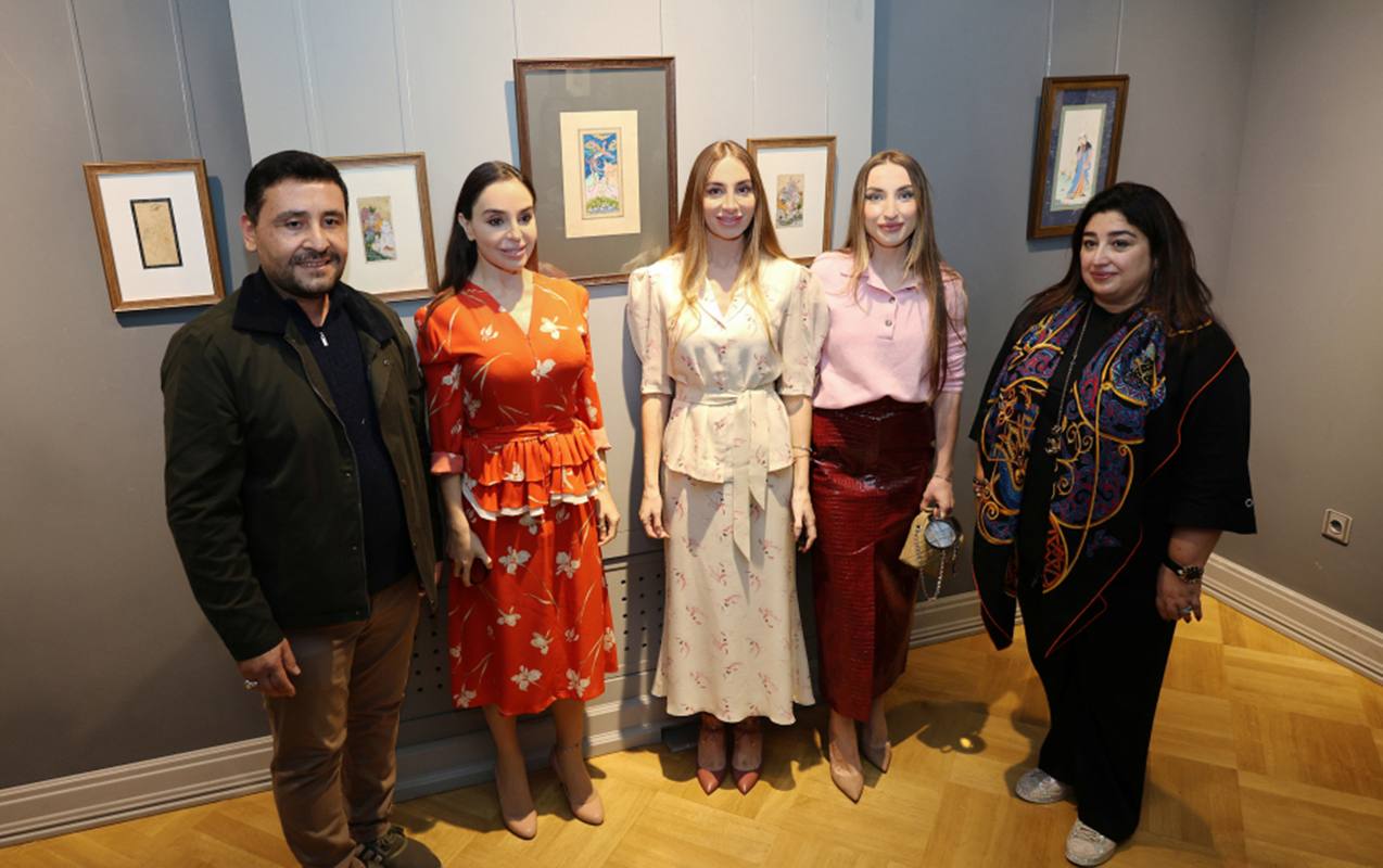 Prezidentin qızları və gəlini sərgidə - FOTO