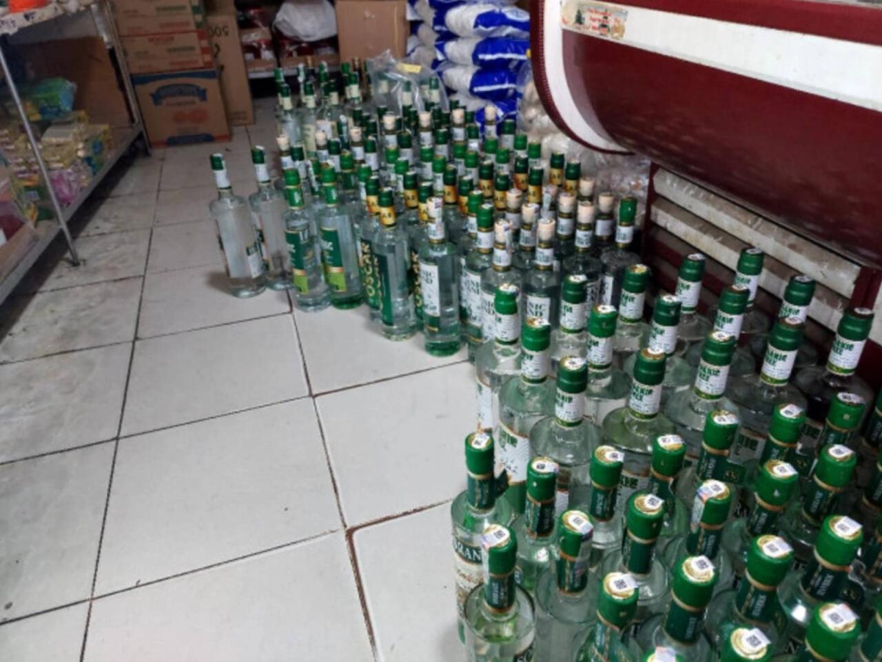 Saxta araqlar satan mağaza aşkarlandı - FOTO