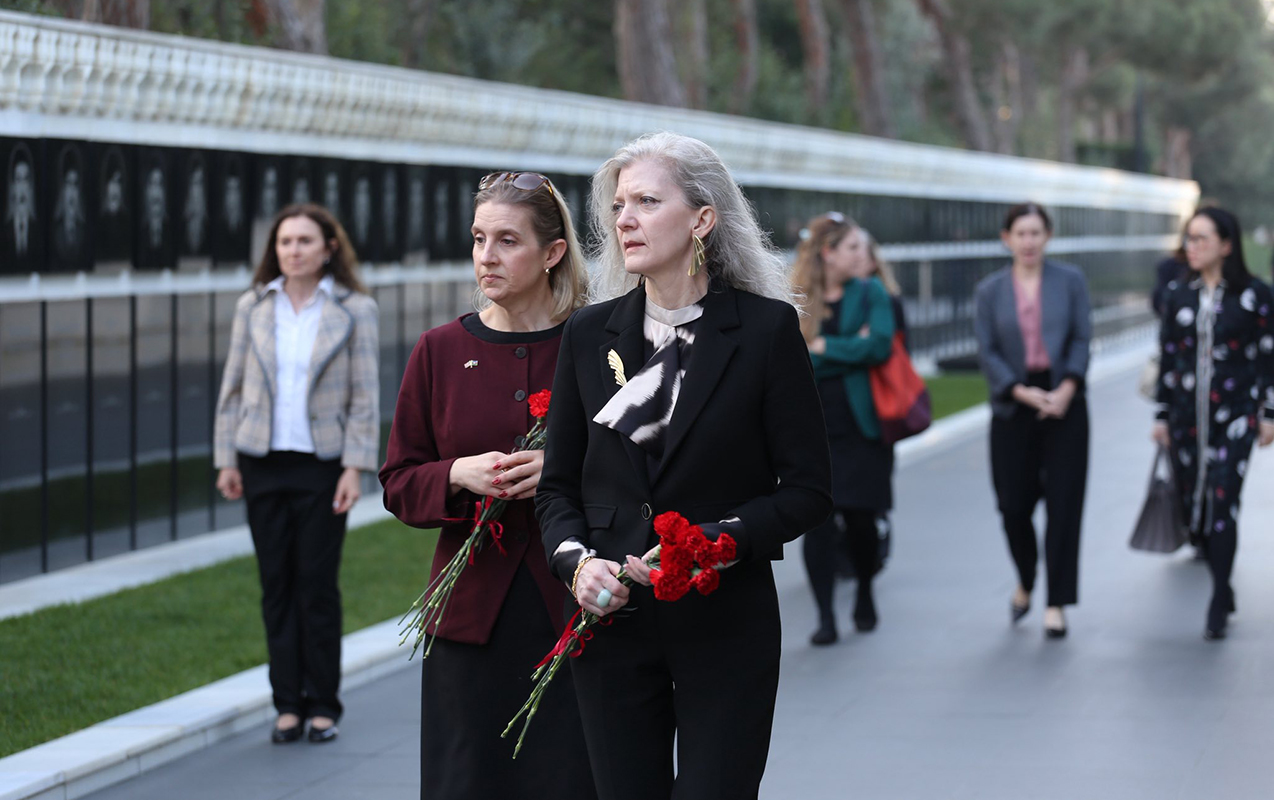 ABŞ Dövlət katibinin müavini Şəhidlər xiyabanında - FOTOLAR