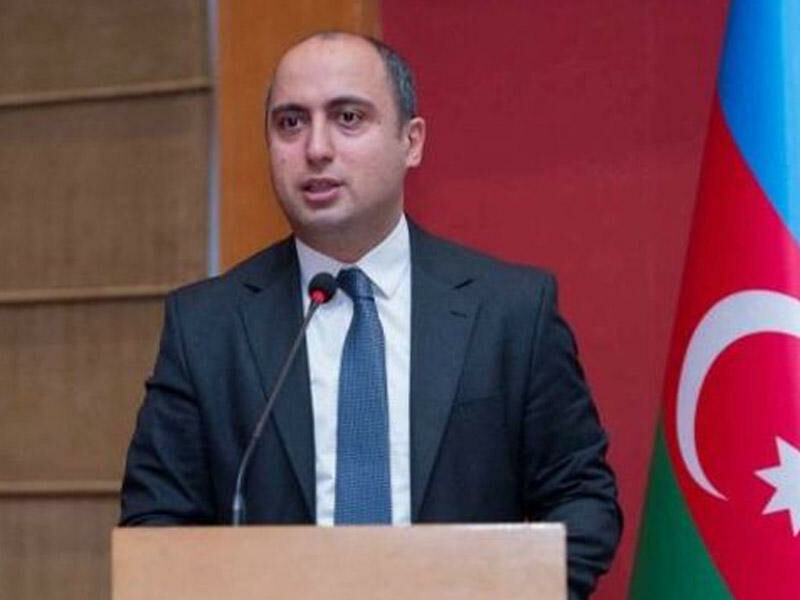 Emin Əmrullayev: "O, mənim üçün müəllim deyil"