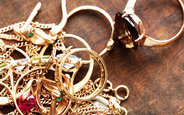 Çalışdığı evdən 50 minlik qızıl oğurladı