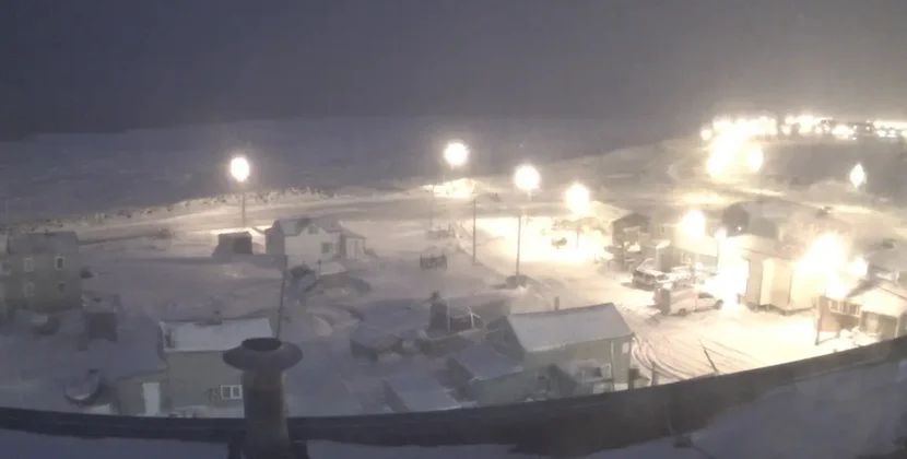 İki ay qaranlığa bürünən şəhərdə həyat necə davam edir?