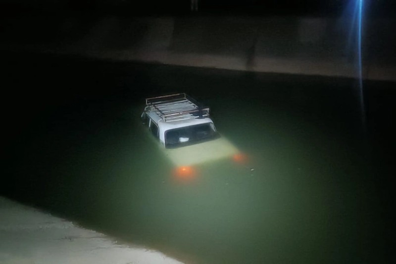 Tovuzda avtomobil su kanalına düşüb