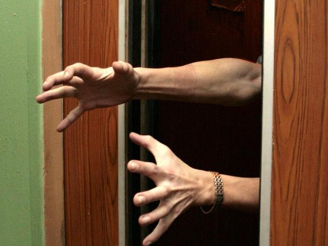 Liftdə qalan şəxslər xilas edildi