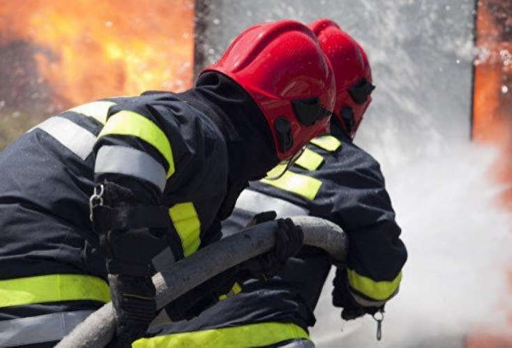 Bu ərazidə həyət evi yanır