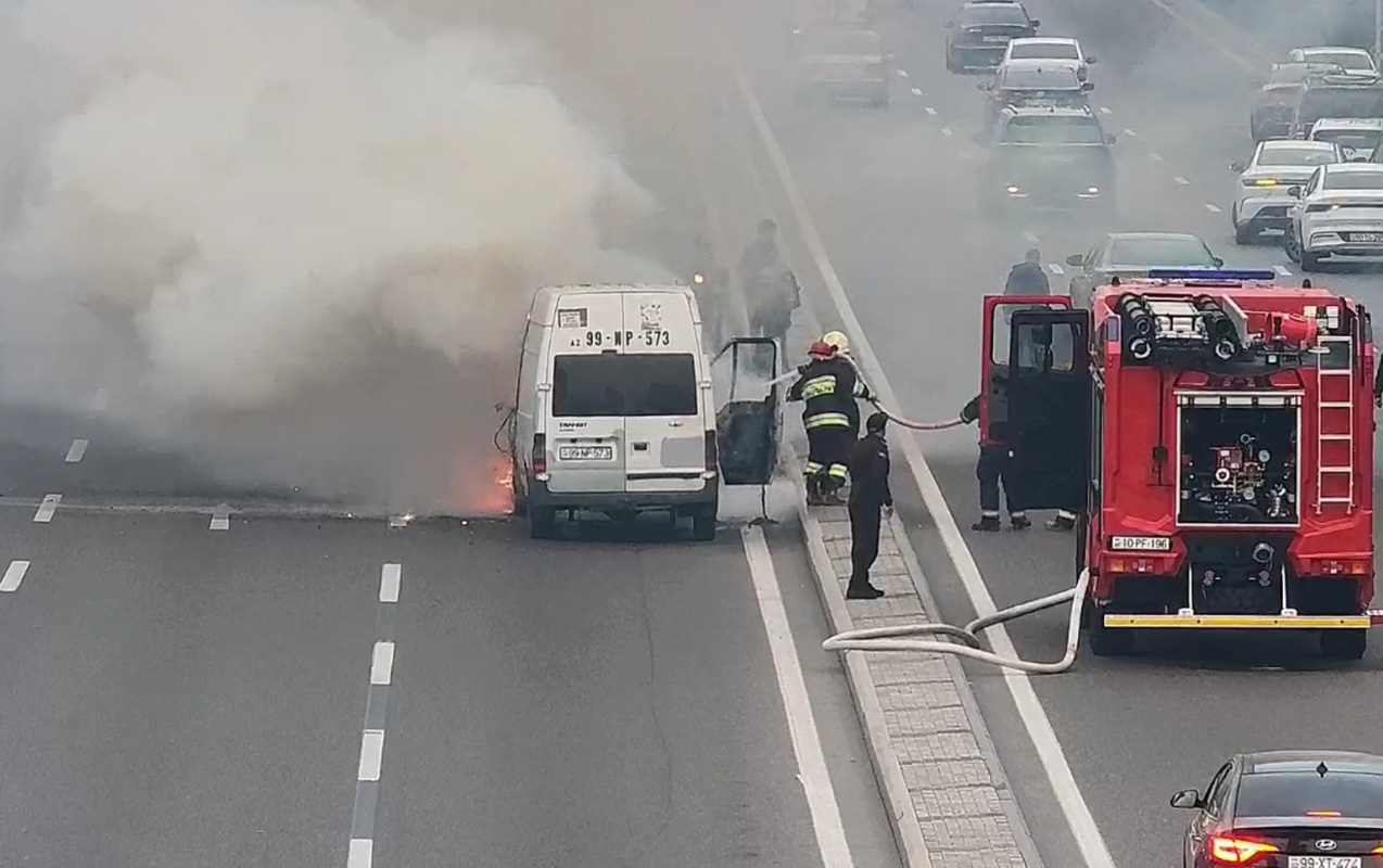 Heydər Əliyev prospektində maşın yandı - FOTO - Yenilənib