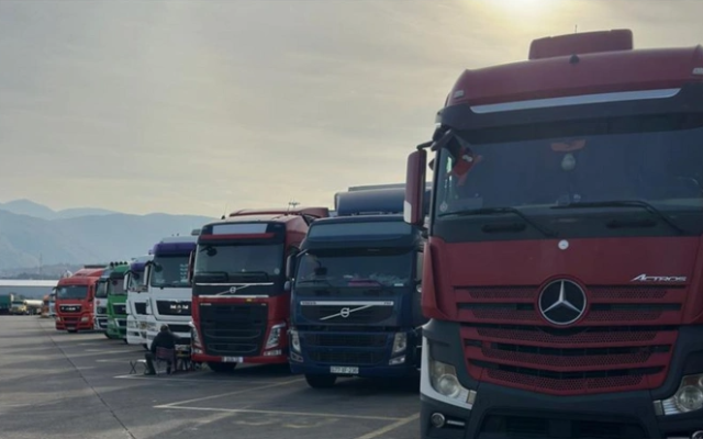 Gürcüstanda saxlanılan Azərbaycan TIR-ları ilə bağlı səfirlikdən açıqlama