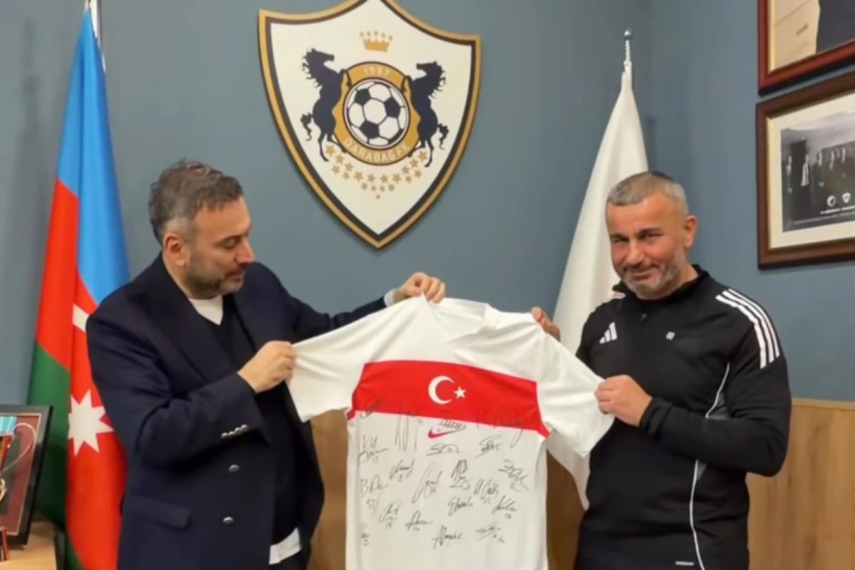 Ertem Şenerdən Qurban Qurbanova maraqlı hədiyyə - VİDEO