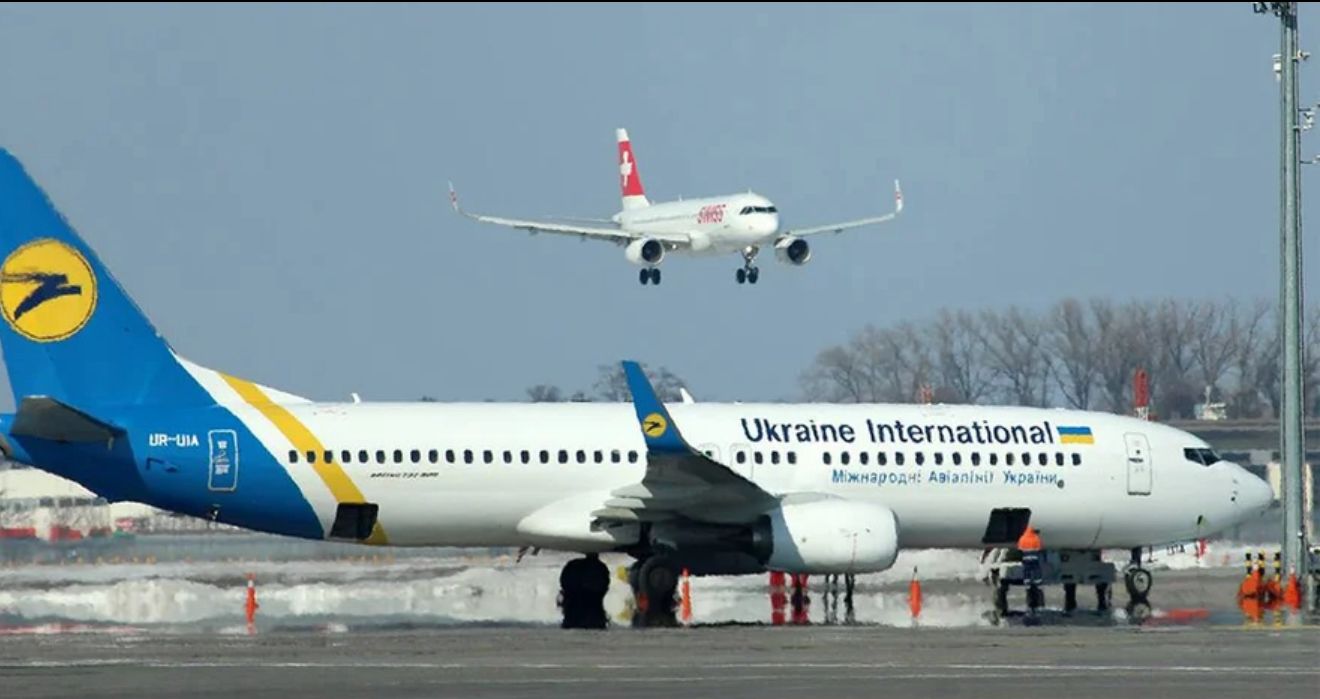 Lazımsız zarafat etdiyinə görə təyyarədən qovuldu