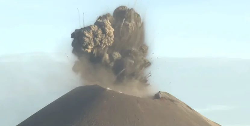 12 min ildir yatmış vulkan yenidən aktivləşir