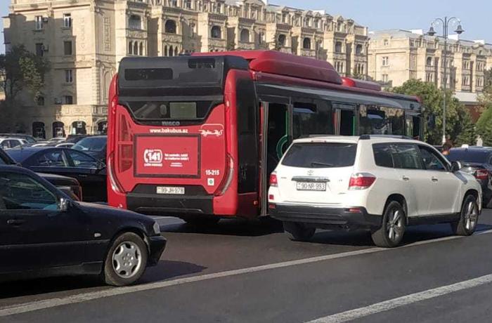 Bakıda avtobus piyadanı vuraraq öldürdü