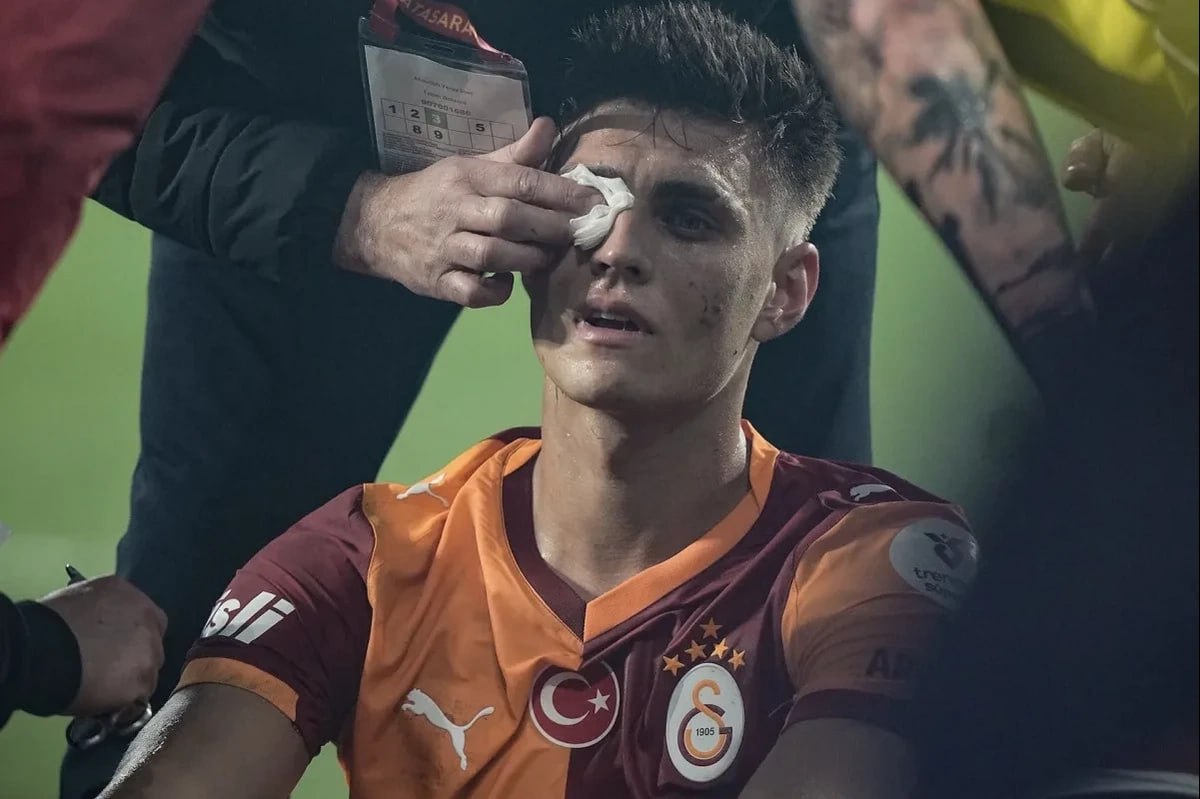 "Qalatasaray" futbolçusuna alışqan atan azarkeş TUTULDU - VİDEO
