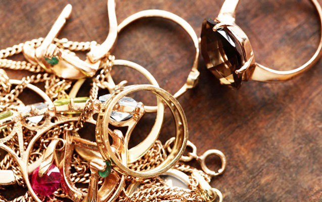 Bakıda tələbə tanımadığı evin tualetinə girdi - Qızılları oğurladı