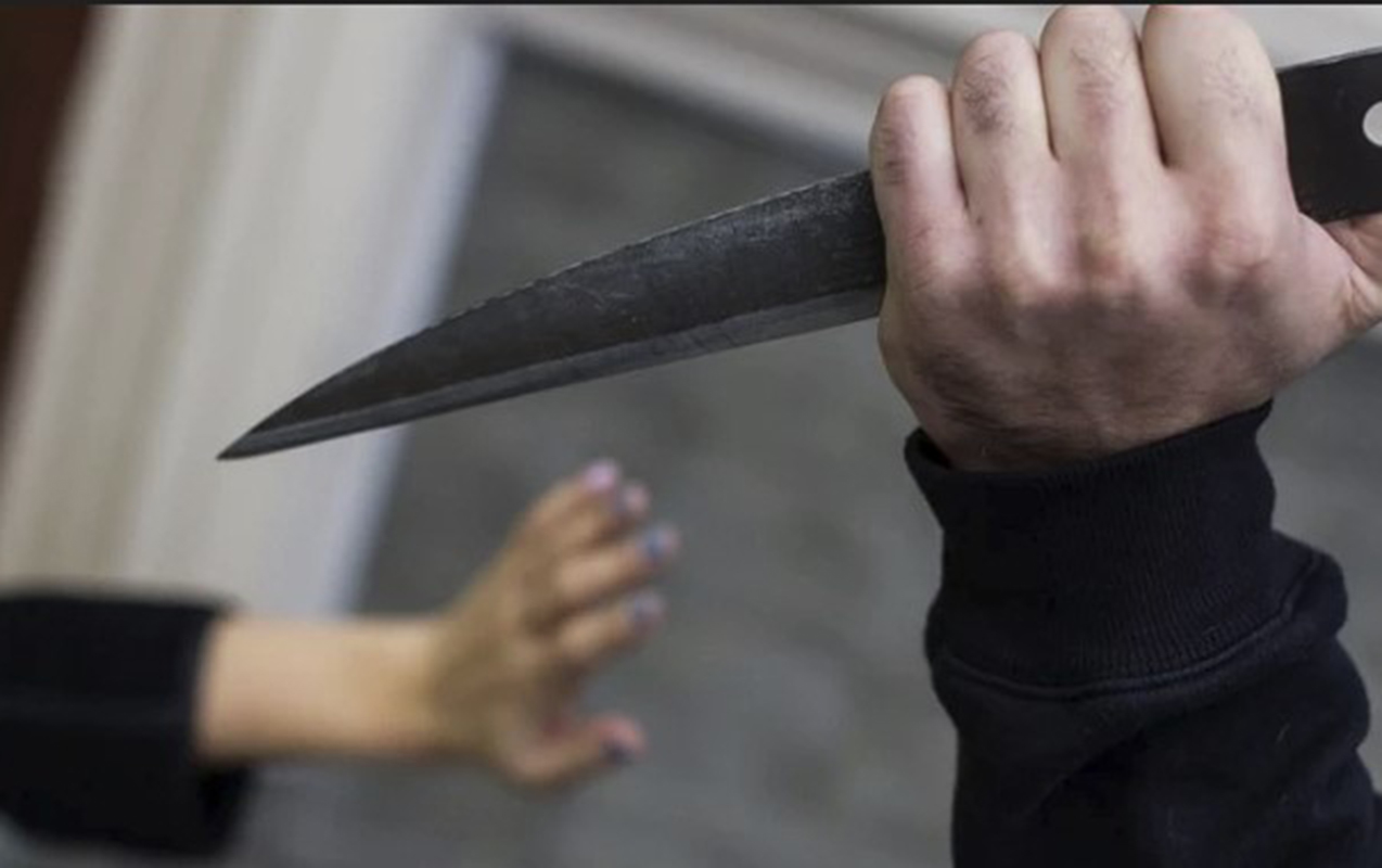 Qadın işlədiyi mağazada bıçaqlanıbmış - Qaçsa da, əri ona çatıb...