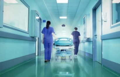 Bakıda qadının meyiti evinin yaxınlığında tapıldı