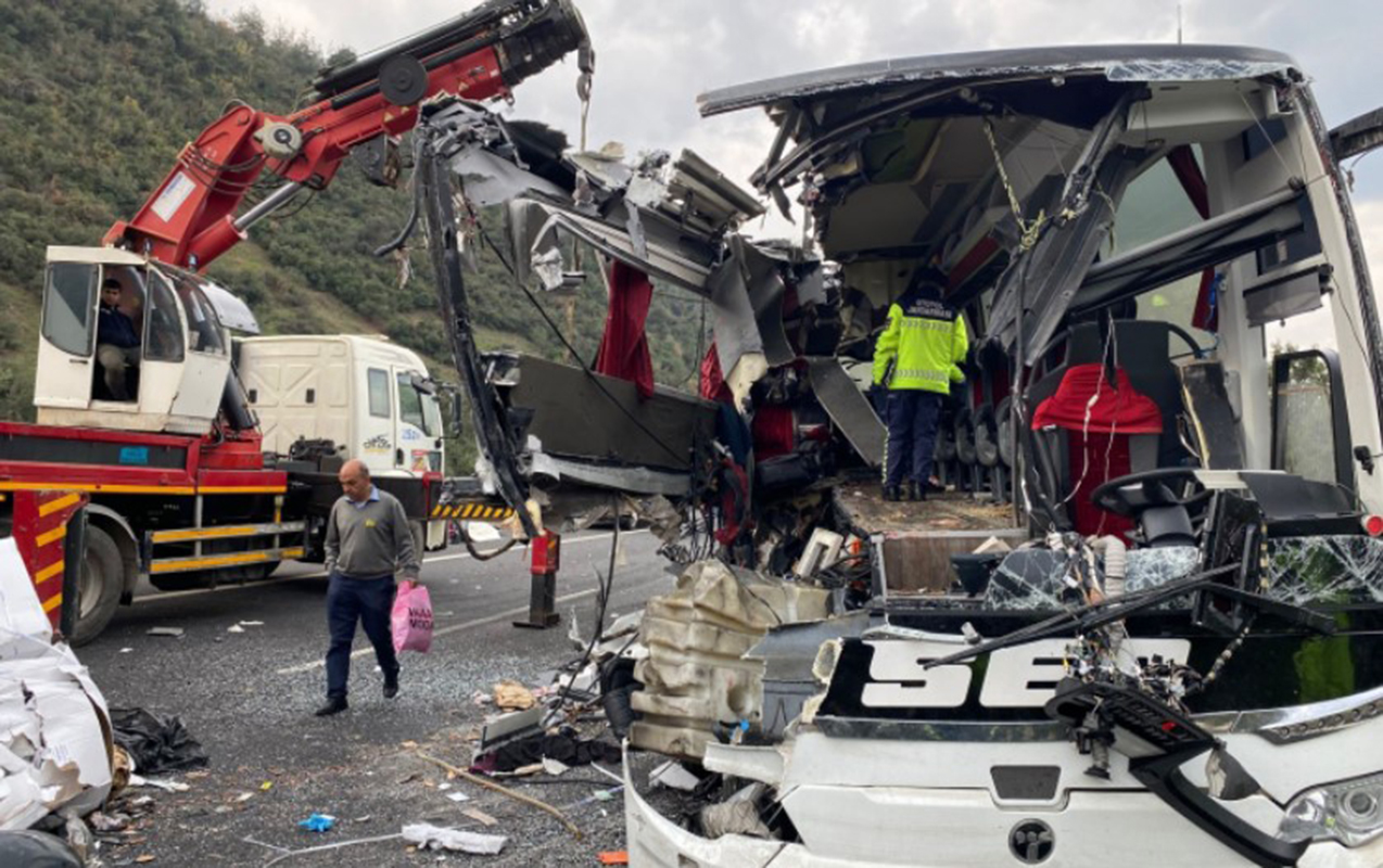 Türkiyədə ağır yol qəzası - 7 nəfər öldü - VİDEO