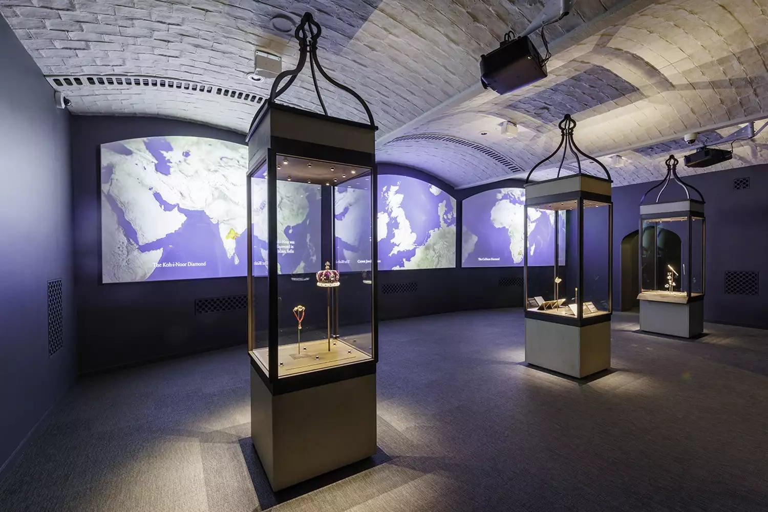 İngiltərədə kral tacının saxlandığı şüşə vitrinə hücum edilib