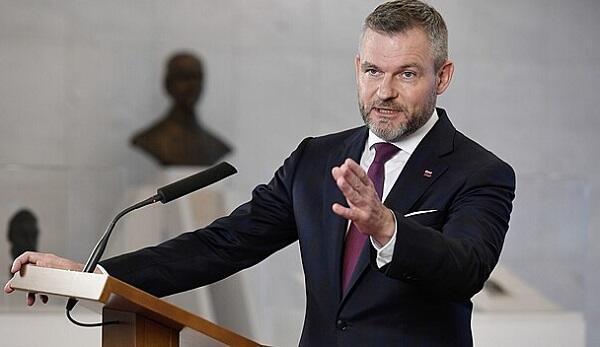 Ukrayna bu ölkə prezidentini qara siyahıya saldı