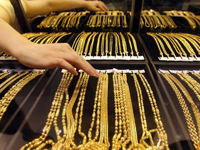 Alıcı kimi mağazaya daxil oldu, qır-qızılı oğurlayıb getdi